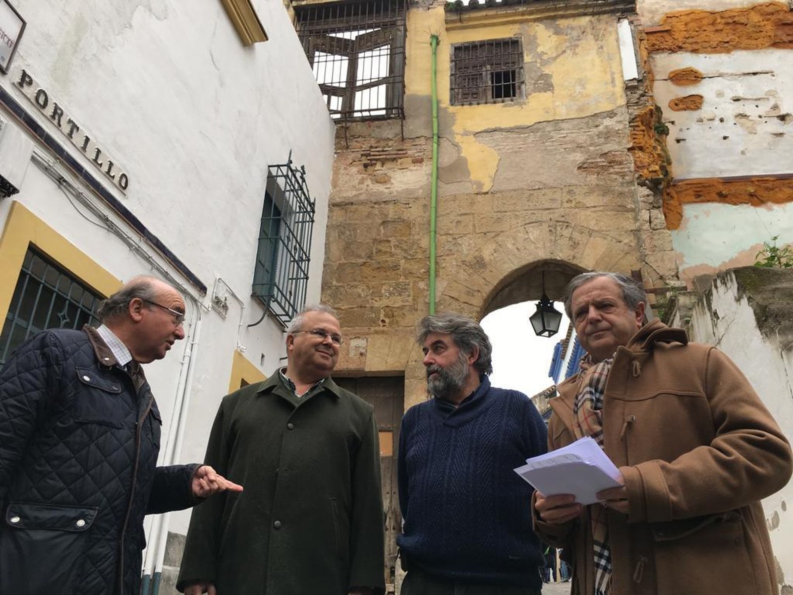 Fuentes, Celorio y concejales del PP, en el Arco del Portillo.
