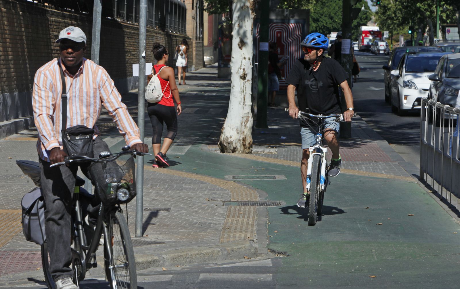 Ciclistas hacen uso del carri bici con su sus bicicletas particulares.