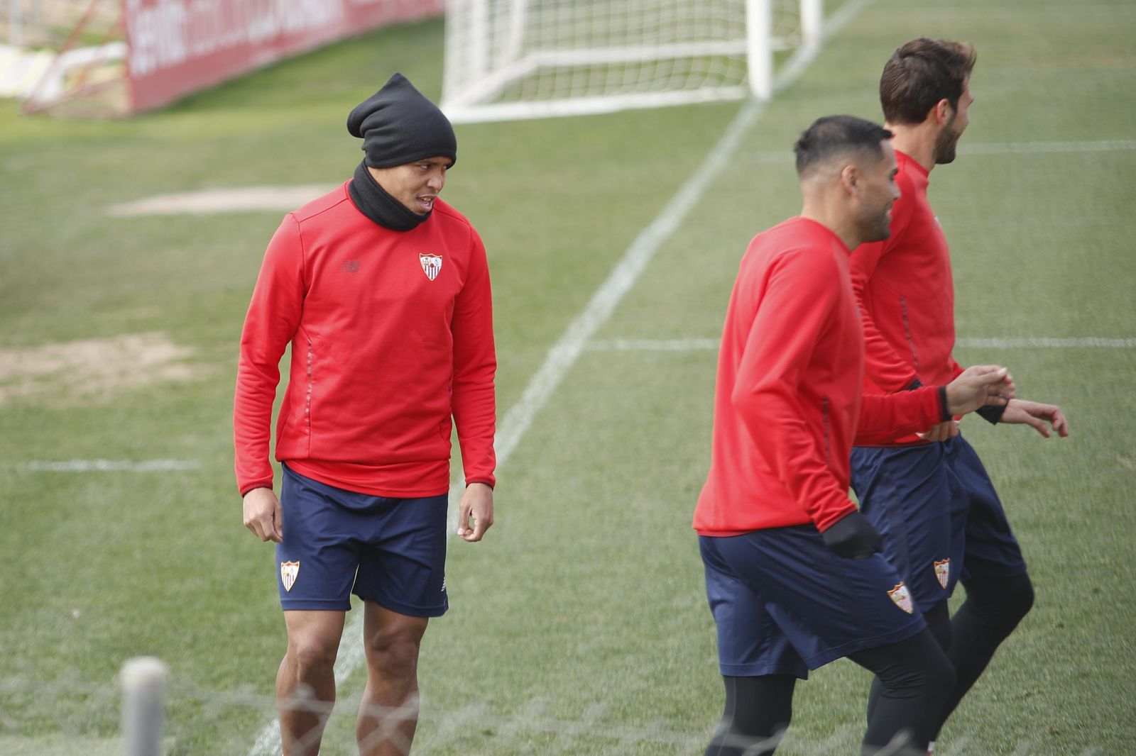 Muriel mira de forma 'aviesa' a un compañero tras recibir una broma en el entrenamiento.