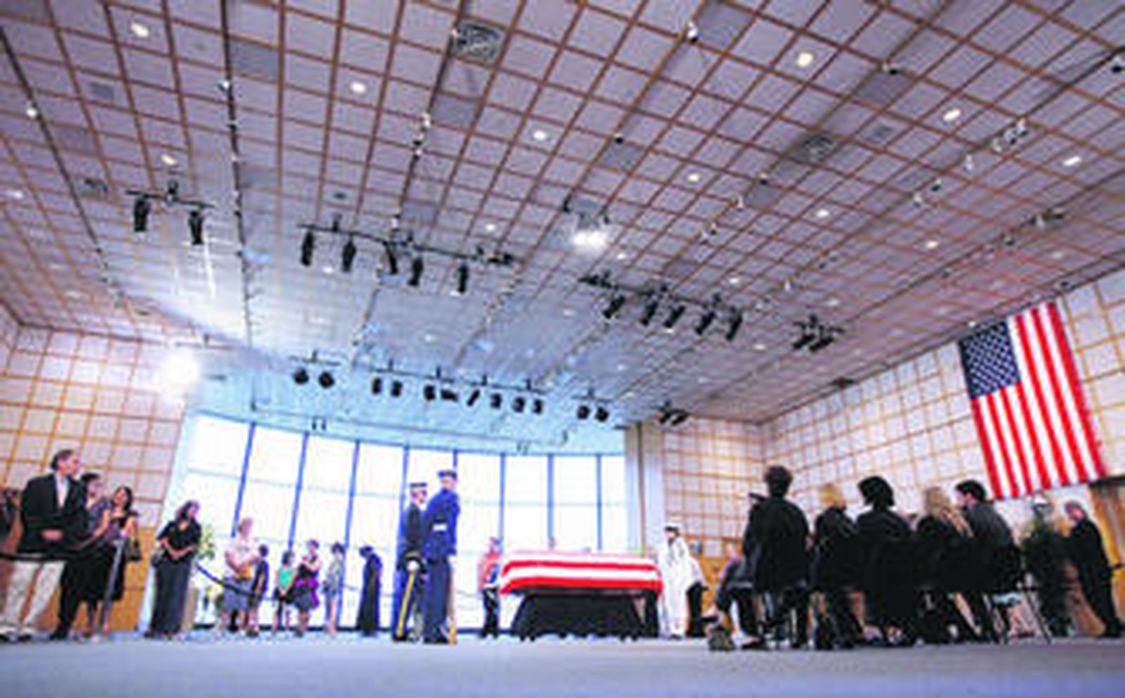 Ciudadanos pasan en fila ante el féretro del senador Ted Kennedy, expuesto en la Biblioteca John F. Kennedy de Boston, Massachusetts.