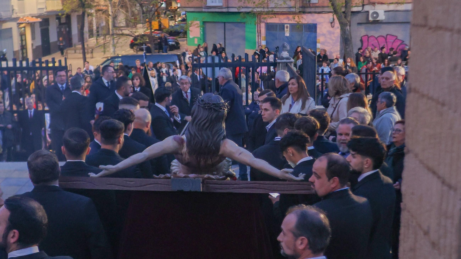 Las mejores imágenes del Vía Crucis de la Hermandad de los Salesianos 2025