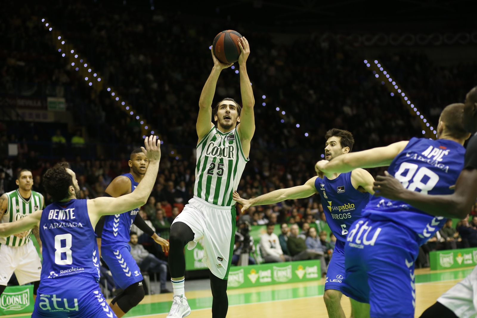 Sipahi lanza ante el jugador del Burgos Benite en el partido disputado en San Pablo.