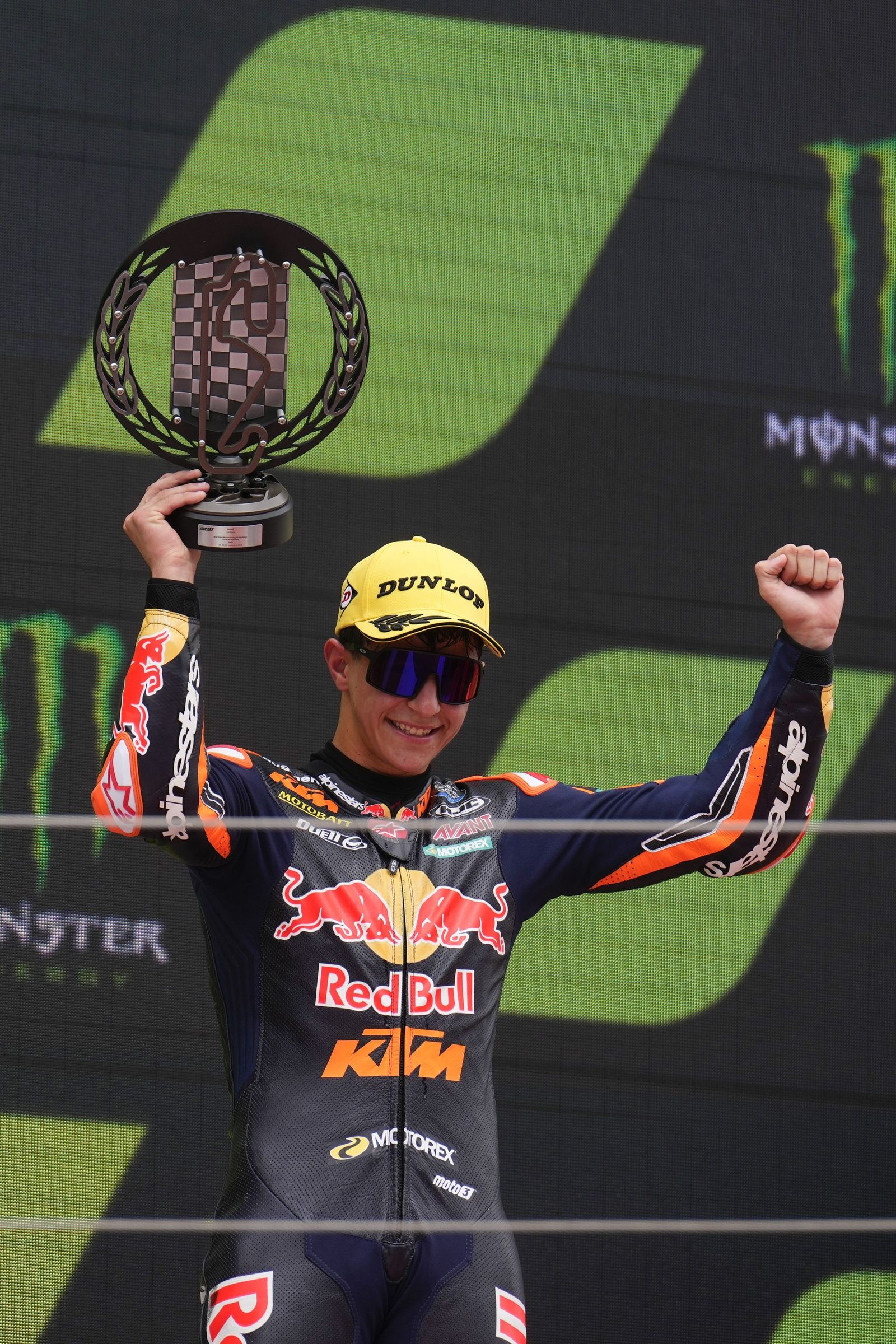 Las cariñosas fotos de Piqué, Clara Chía en el Mundial de Motos en Montmeló