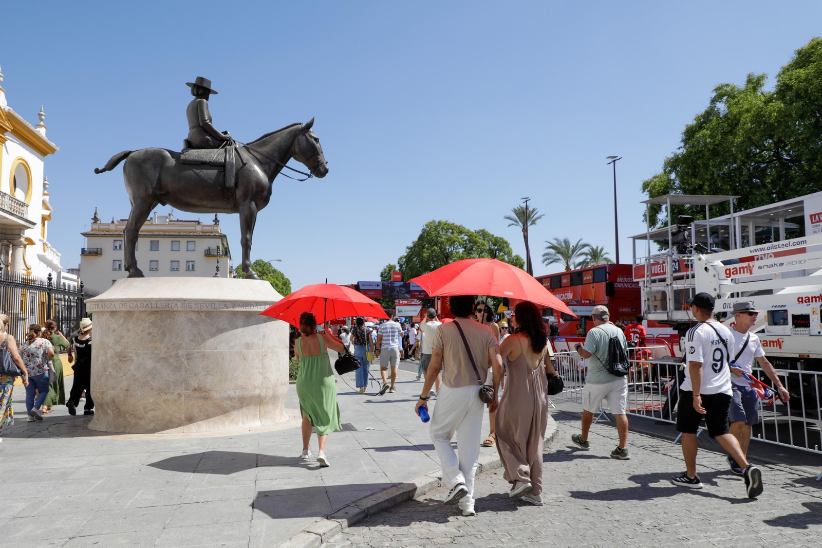 Ambiente del final de la 5ª etapa de la Vuelta ciclista a España, a su llegada a Sevilla