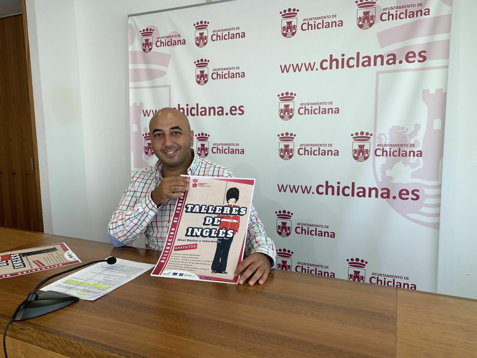 El edil de Fomento presenta la nueva iniciativa formativa.