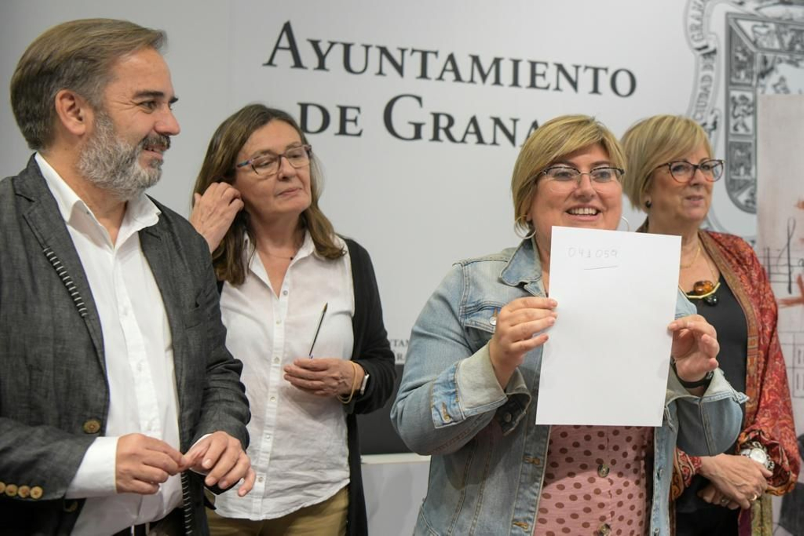 Los concejales del Ayuntamiento de Granada muestran el número 41.059, correspondiente al ciudadano que encenderá el alumbrado