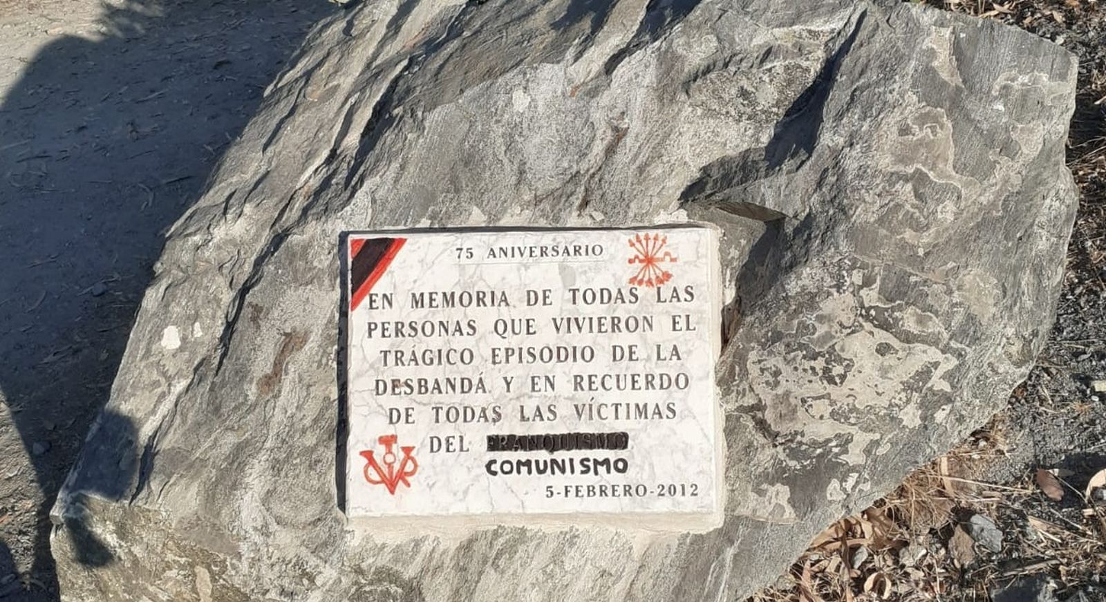 Una placa en recuerdo de las víctimas del franquismo aparece con pinturas en Almuñécar