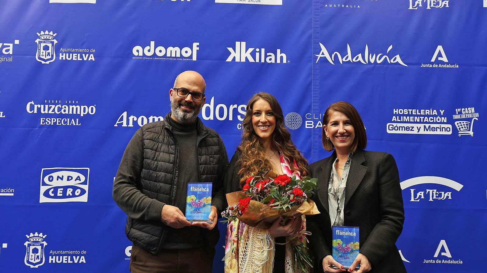 Los reconocidos en 'Huelva Flamenca 2024' , de izquierda a derecha, el director de Huelva Información, Javier Ronchel; la cantaora Argentina y la delegada de Turismo, Cultura y Deporte, Teresa Herrera. Los reconocidos en 'Huelva Flamenca 2024' , de izquierda a derecha, el director de Huelva Información, Javier Ronchel; la cantaora Argentina y la delegada de Turismo, Cultura y Deporte, Teresa Herrera.