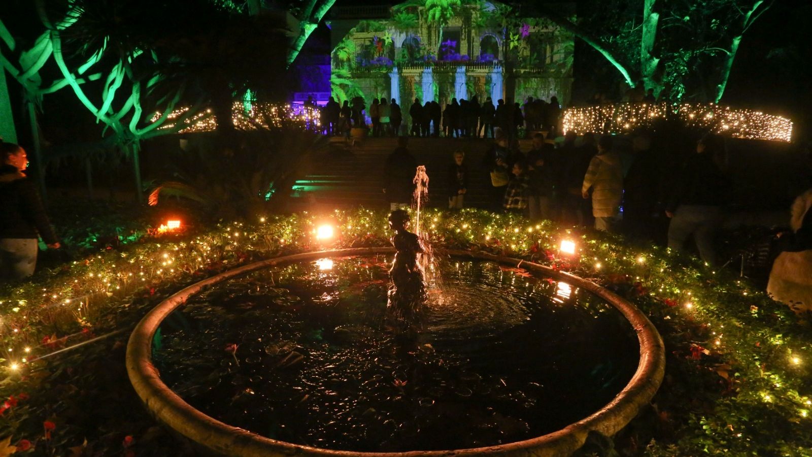 La Casa Palacio del Jardín Botánico decorada con las luces de Navidad