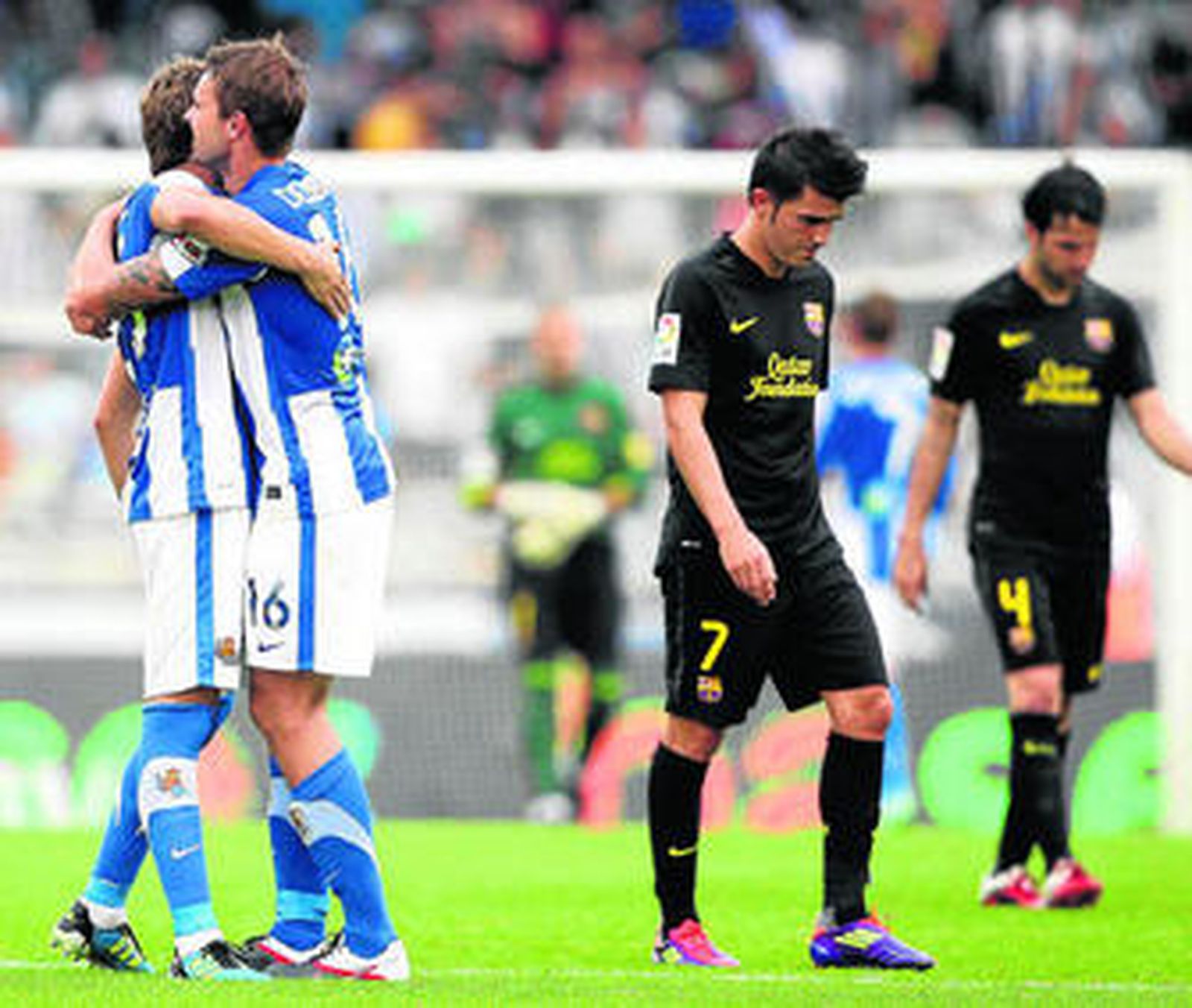 Demidov y Agirretxe celebran el empate de la Real ante la tristeza de Villa y Cesc.