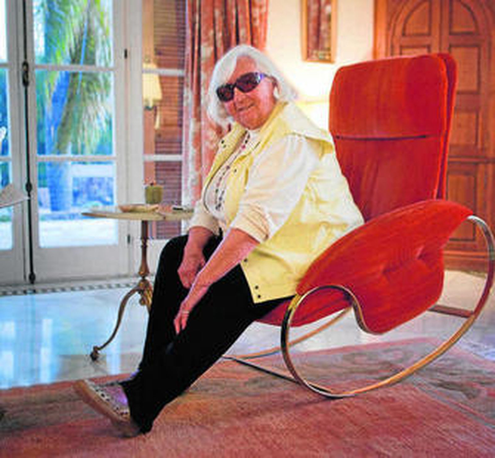 PIlar Chaves, en el salón de su hogar marbellí, repleto de muebles ingleses.