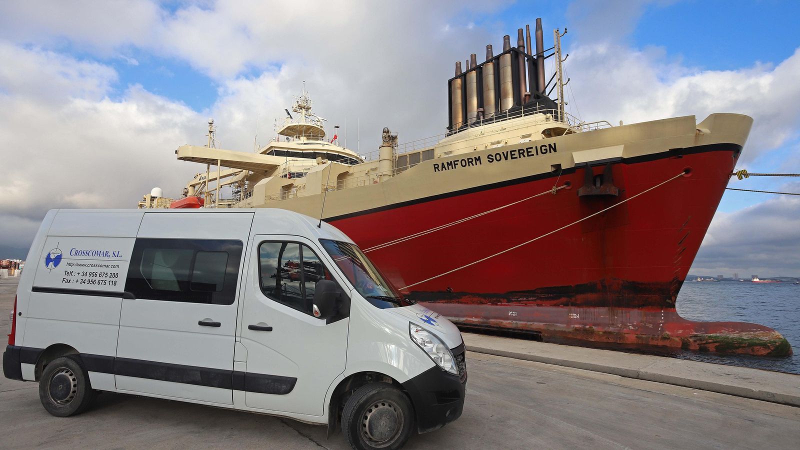 Furgoneta de Crosscomar junto al buque.