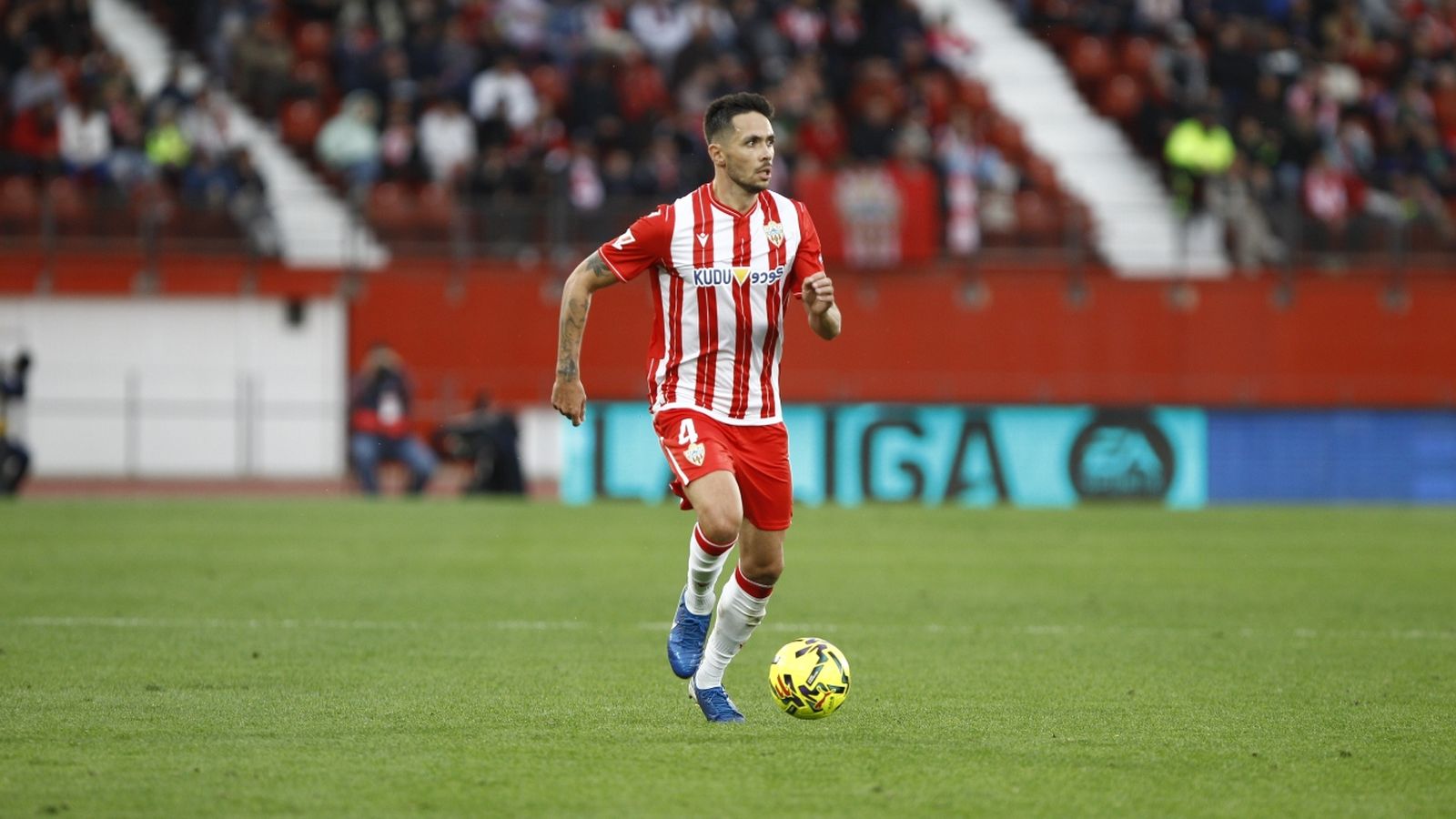 Nelson Monte, en plena conducción de balón en el campo contrario.