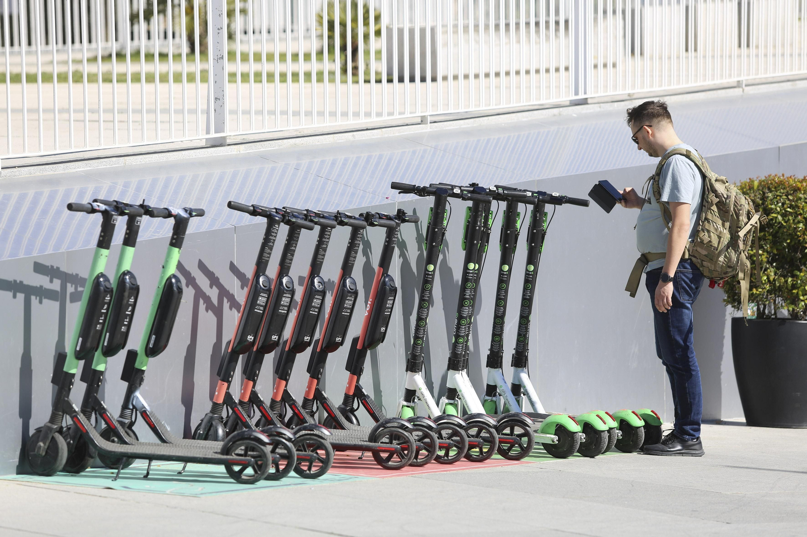Grupo de patinetes de diferentes empresas de alquiler, en Muelle Uno.