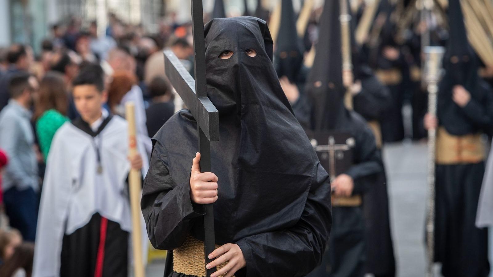 Cortejo de la hermandad del Santo Entierro.