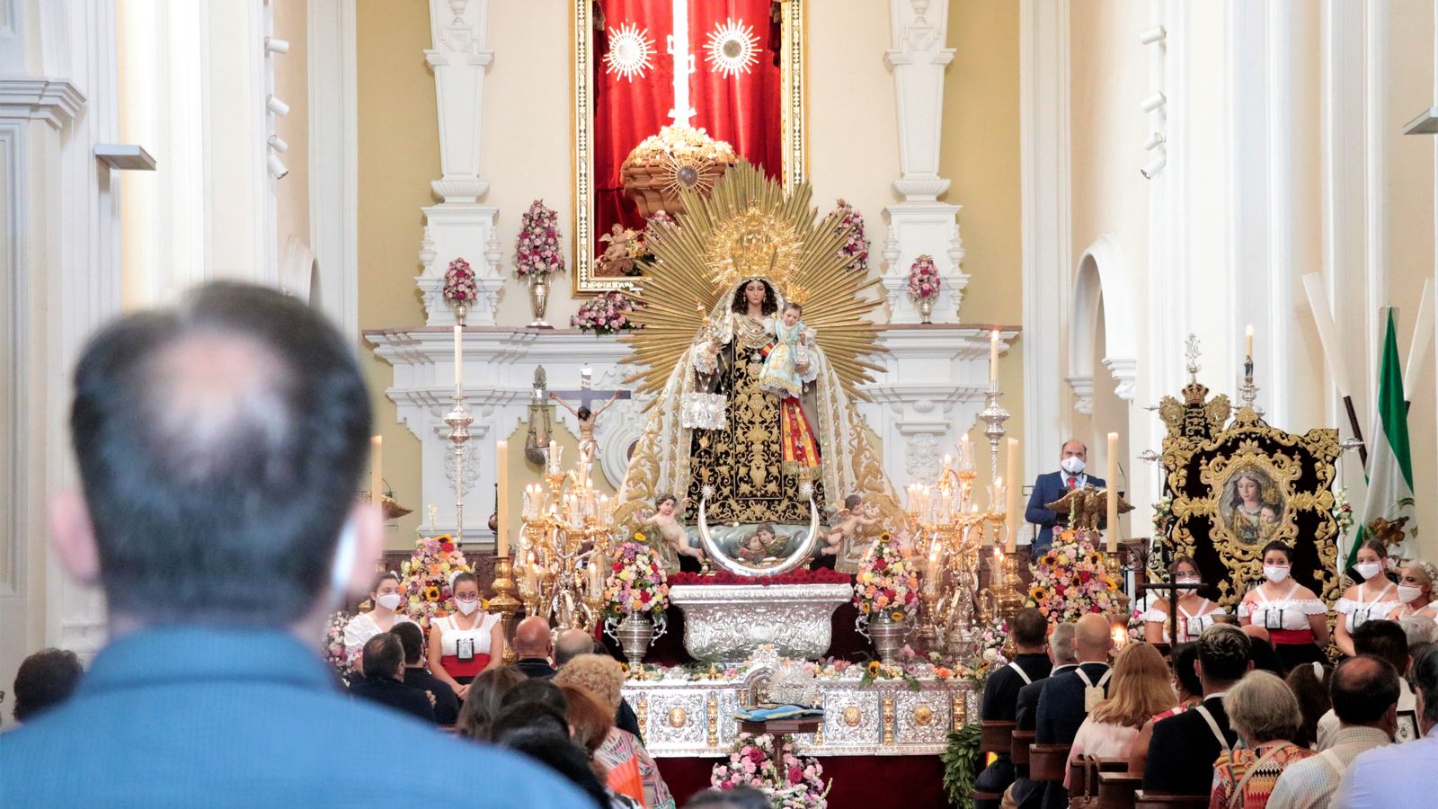 Fieles en la parroquia de Nuestra Señora del Carmen del Perchel.