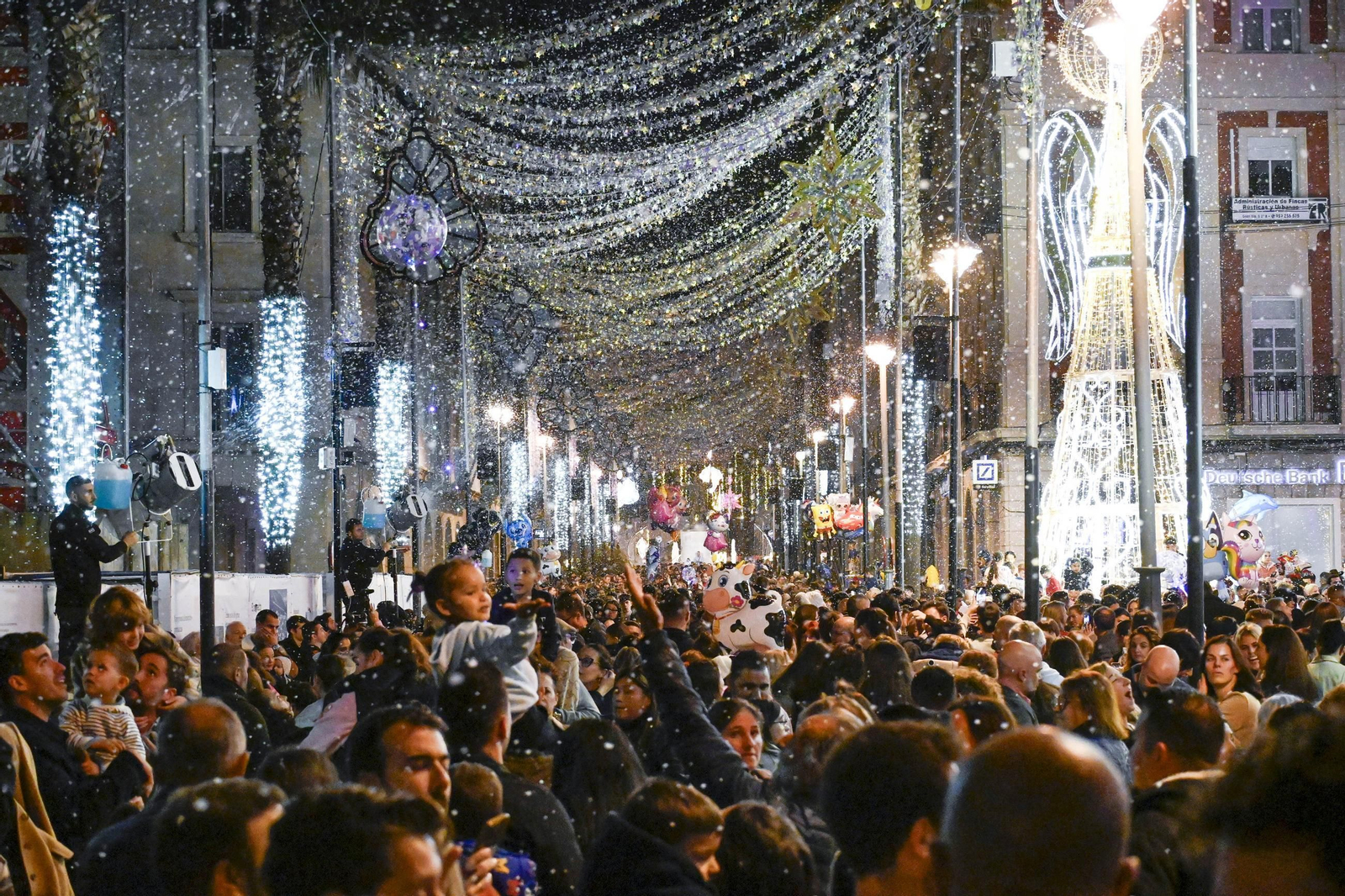 Imágenes de la nevada y alumbrado navideño en Huelva