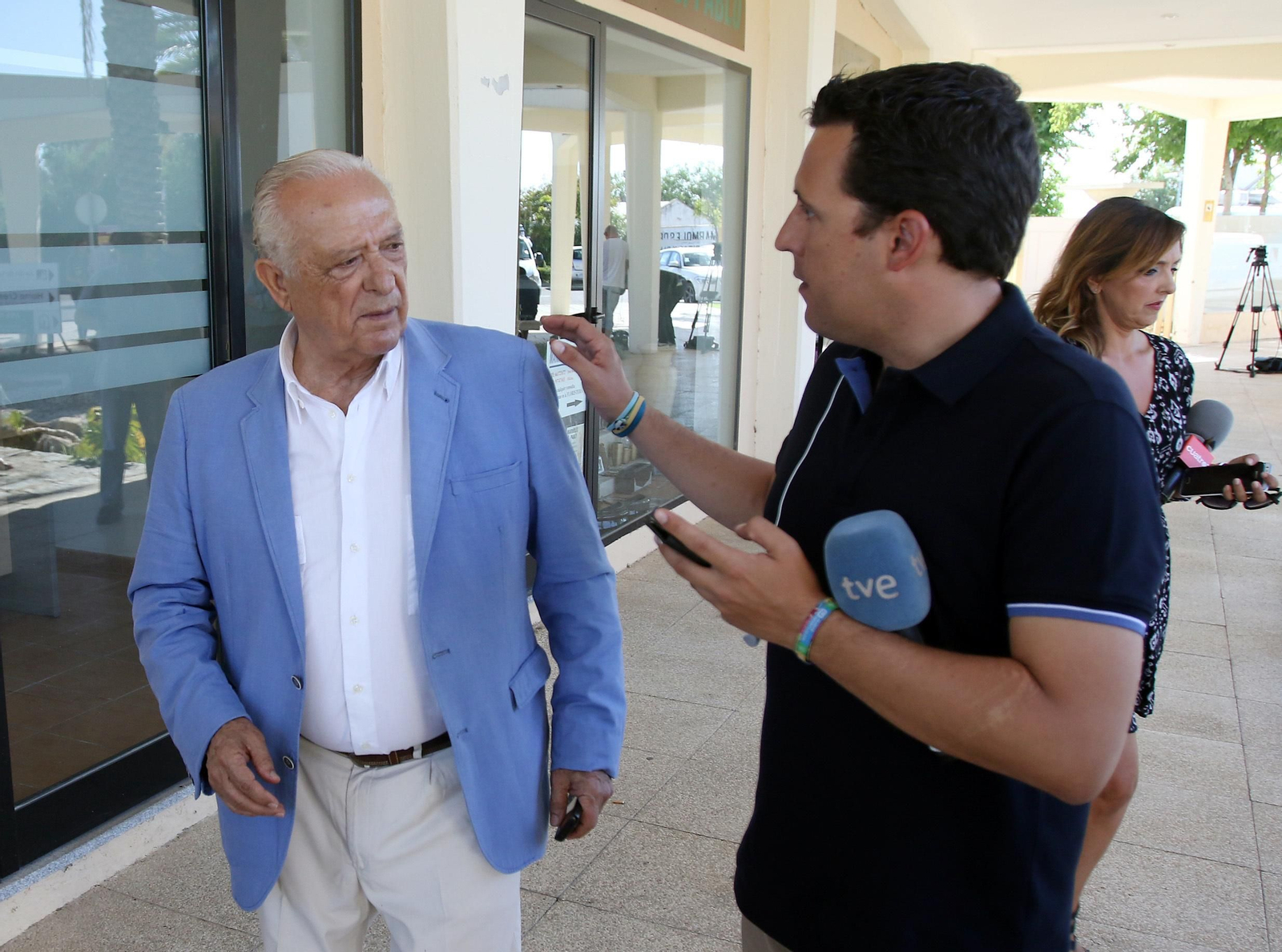 La familia de Blesa acude al tanatorio donde se incineró el cadáver del exbanquero