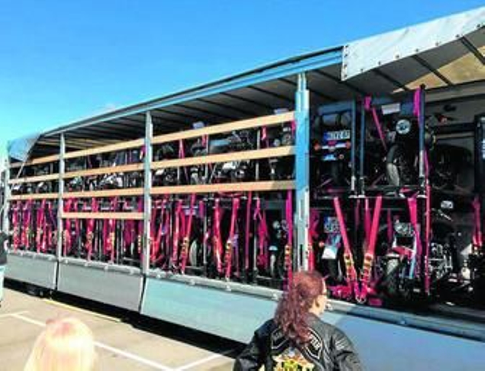 Dos enormes trailers llegaron en la mañana de ayer cargados con las motos.