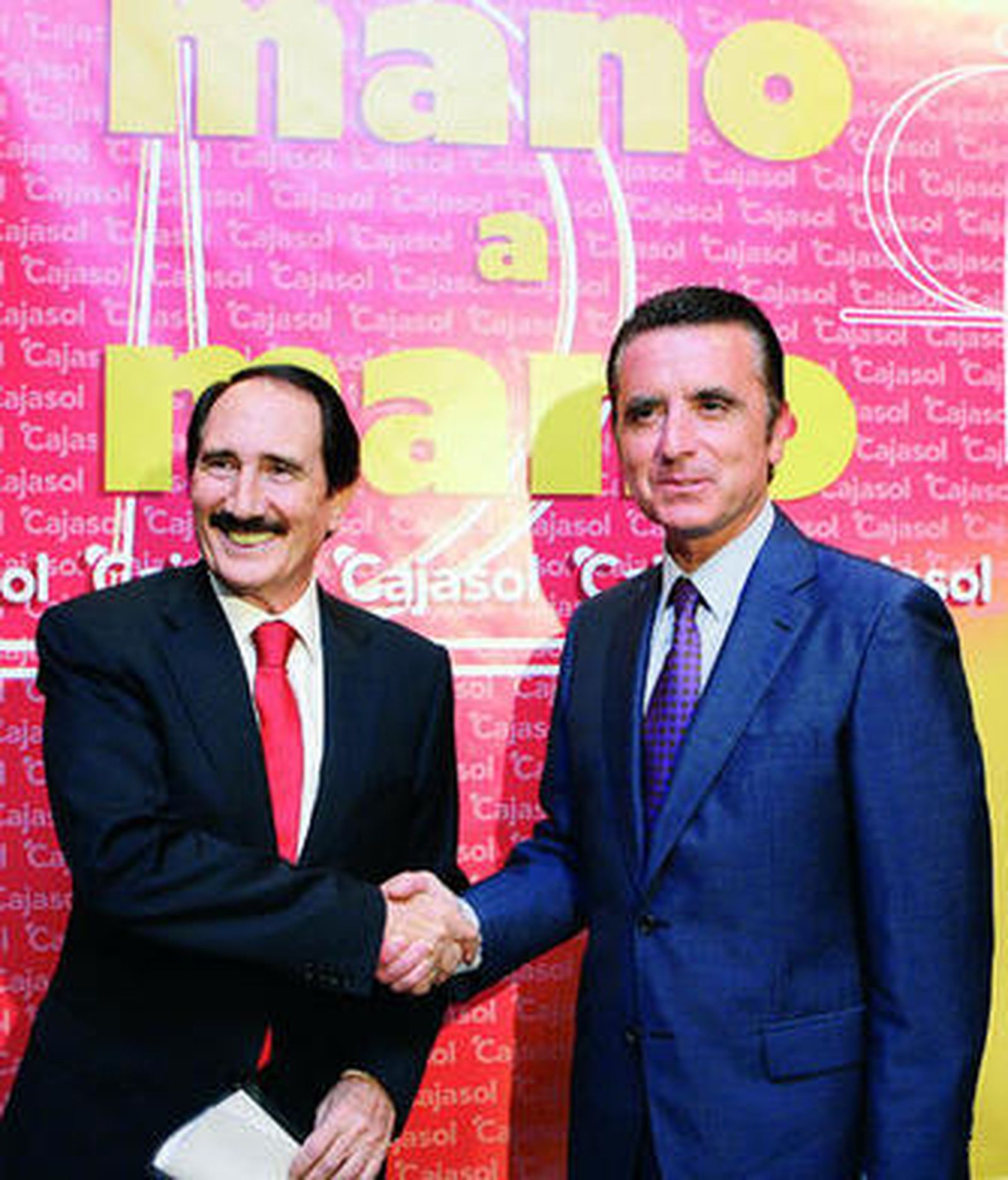 Manolo Molés y Ortega Cano se saludan antes del coloquio.