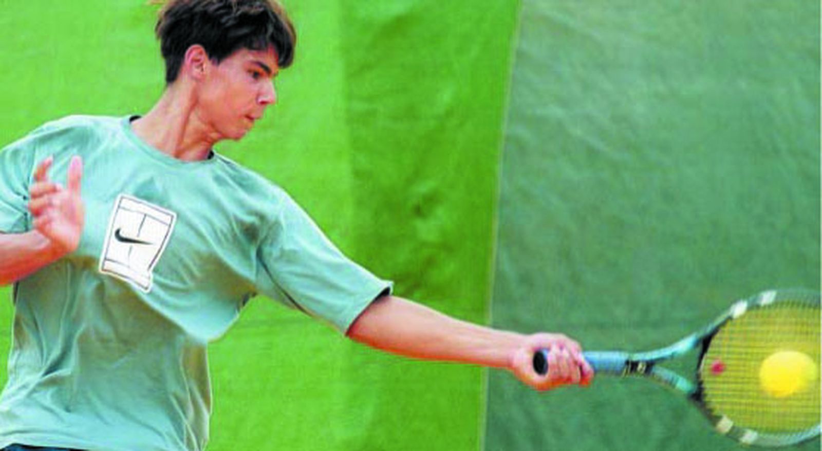 Rafa Nadal golpea la bola en la Copa de Sevilla disputada en el Tenis Betis en septiembre de 2001.