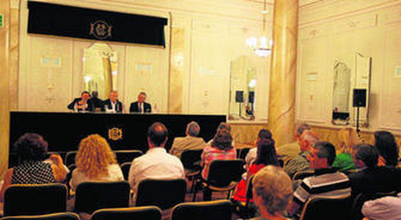 La conferencia se celebró en el Círculo Mercantil de Almería.