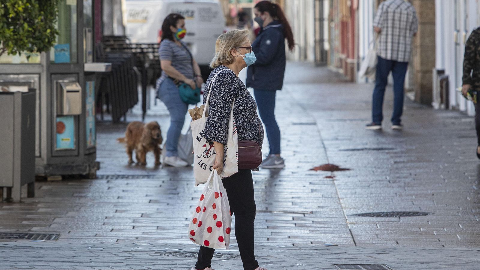 Una persona cruza la calle Real durante esta mañana.