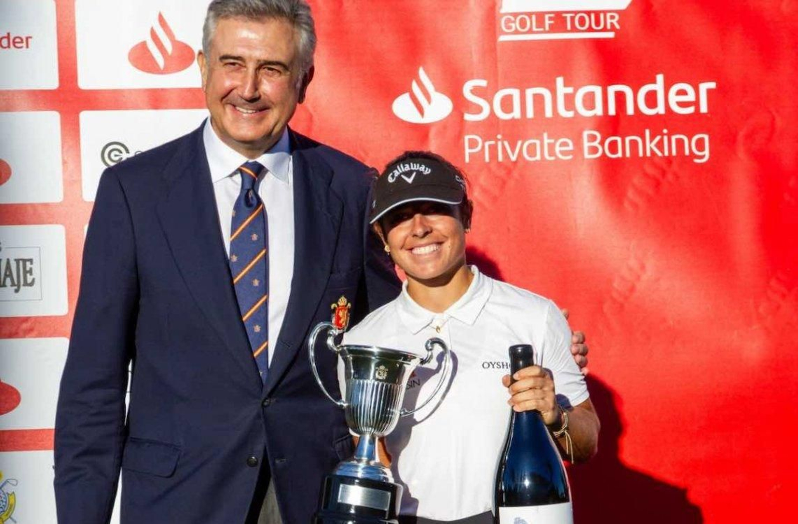 Ana Peláez recibe el trofeo. Ana Peláez recibe el trofeo.