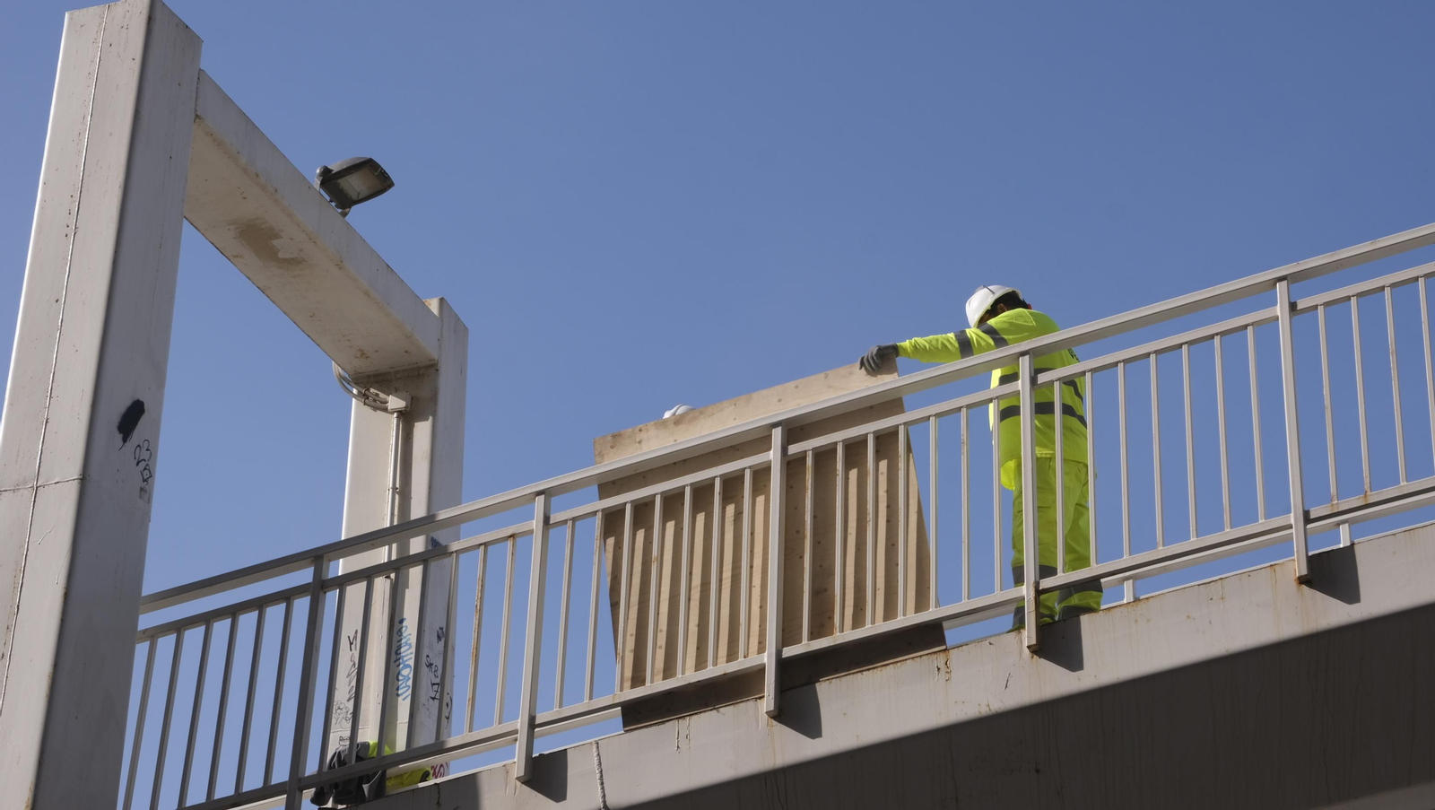 Imágenes del desmatelamiento de la pasarela de Renfe, en Almería