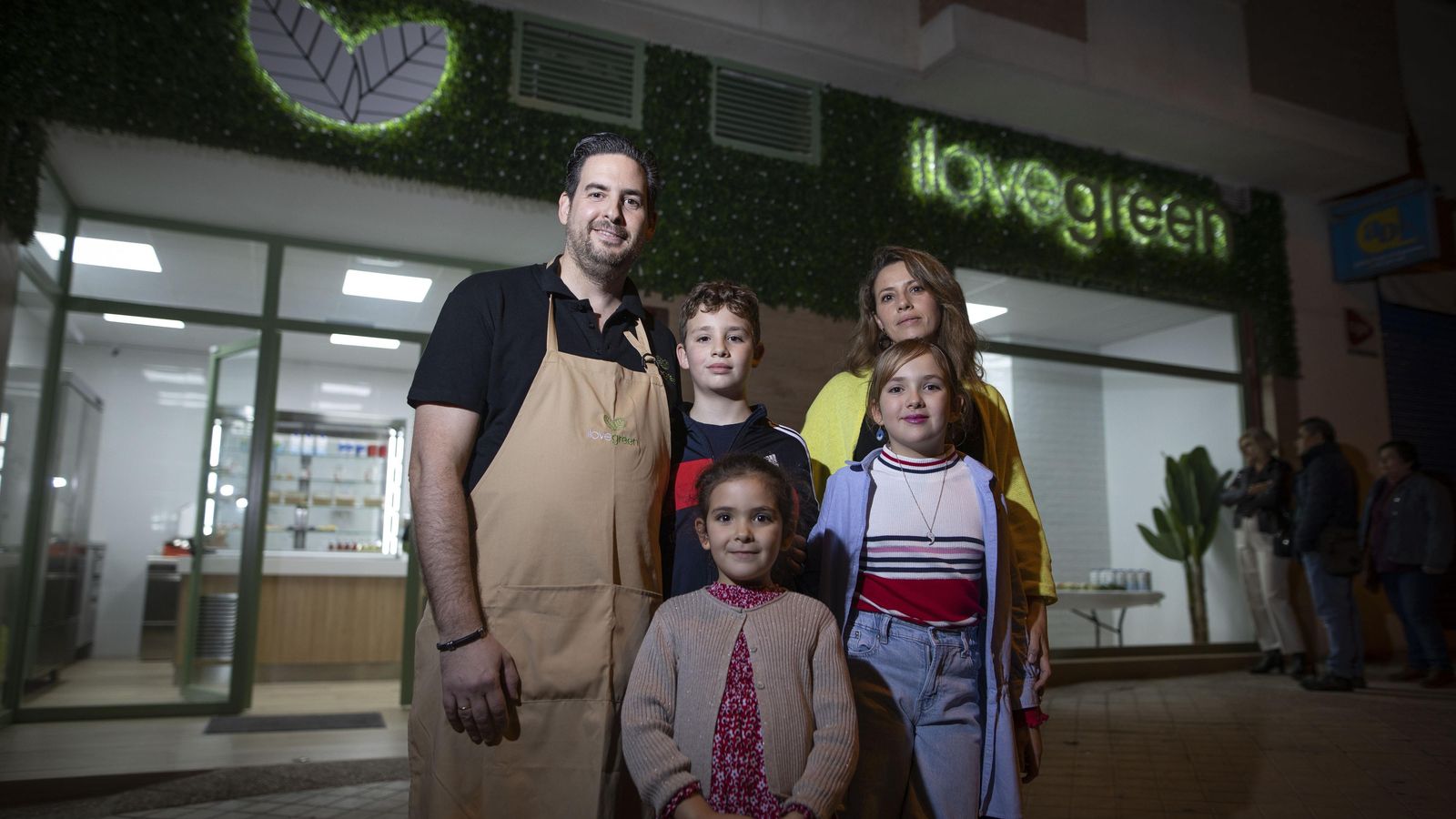 Marcos Martín junto a su esposa y sus tres hijos la noche de la inauguración del establecimiento.