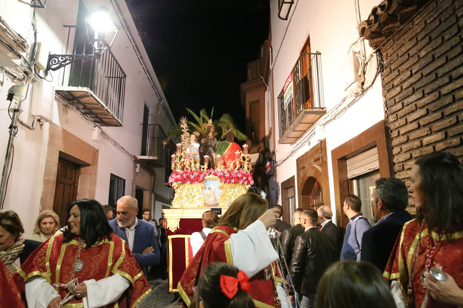 La Borriquita avanza por las calles de Montoro.
