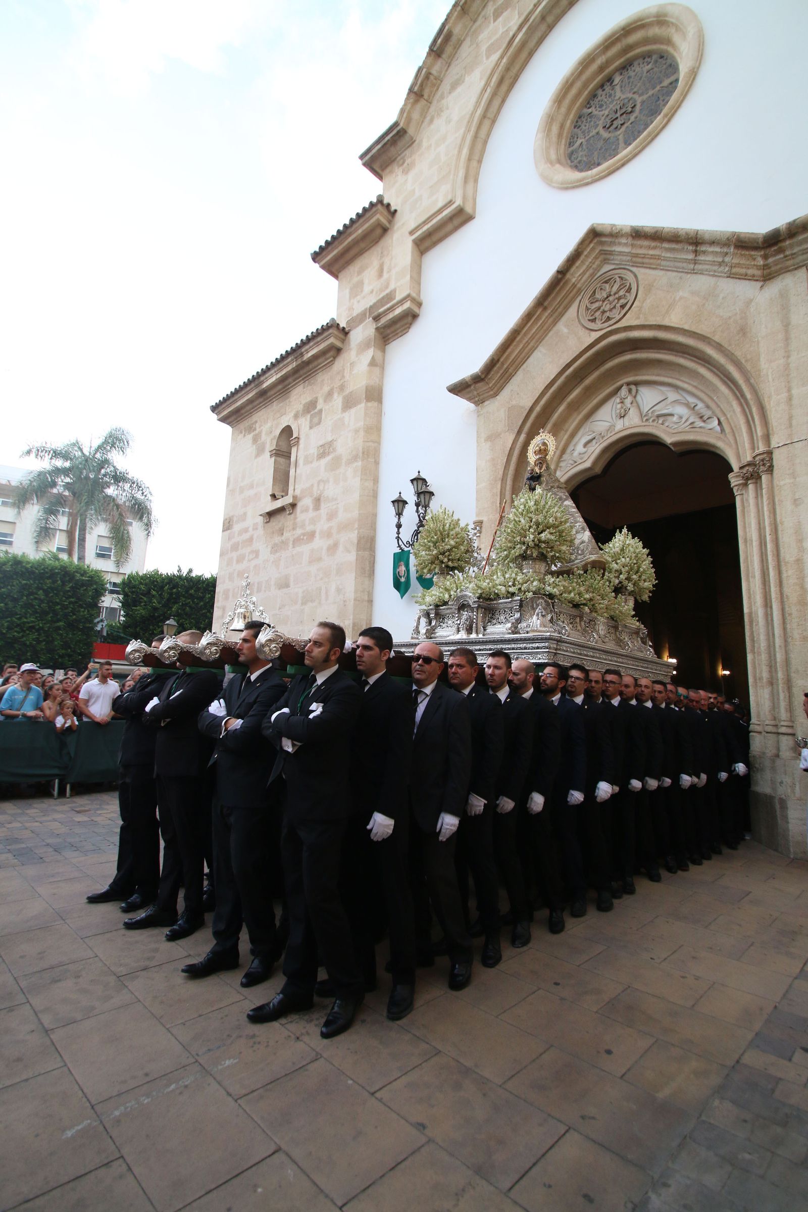 La Virgen del Mar en el momento de su salida del Santuario.