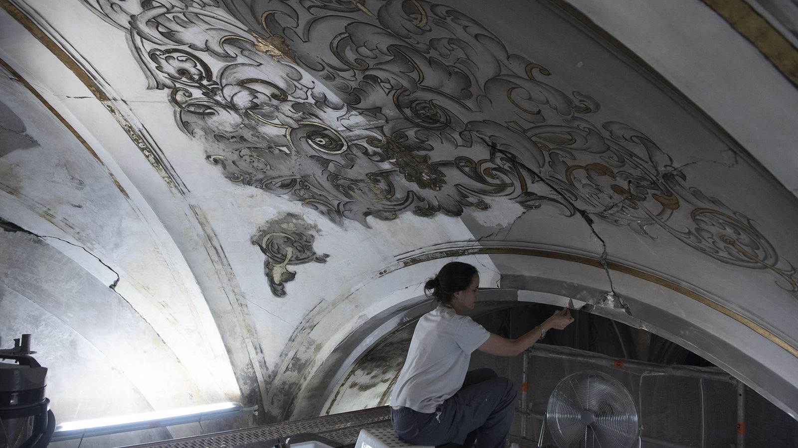 Una de las restauradoras en plena faena.