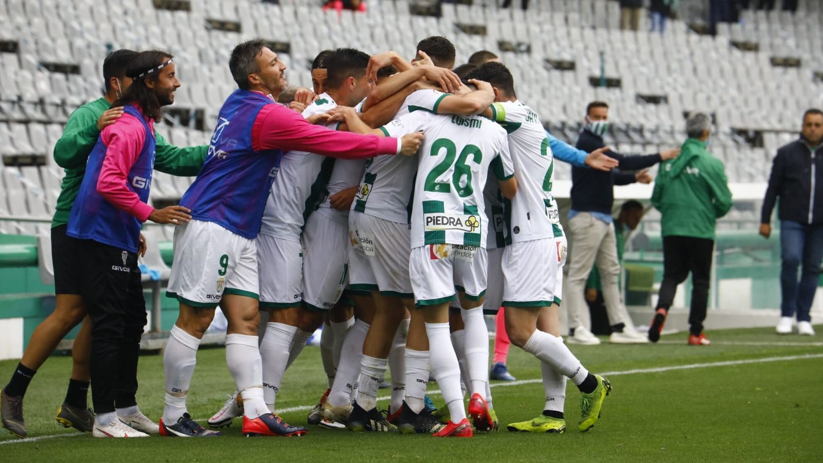 Los jugadores del Córdoba CF celebran el gol de Miguel de las Cuevas.