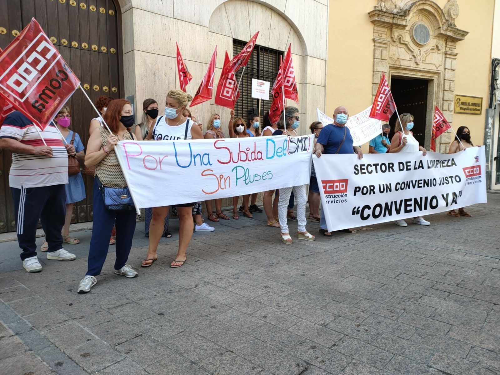 Concentración de CCOO por el sector de la limpieza.