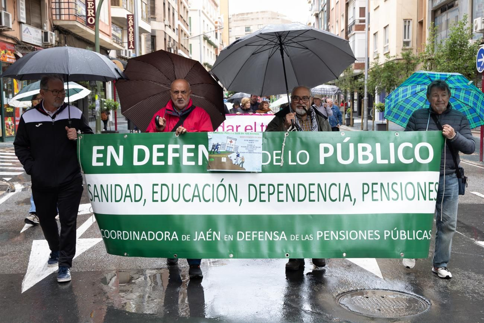 Unas 200 personas han participado en la manifestación por el Día del Trabajo.