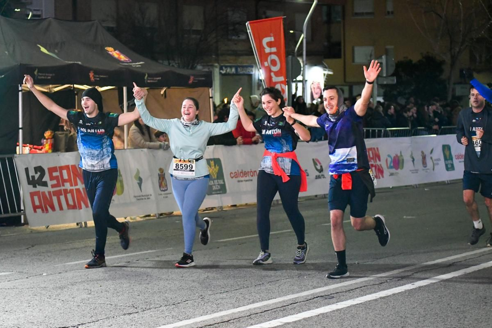 En imágenes: búscate en tu llegada a meta de la Carrera de San Antón 2025 (12)