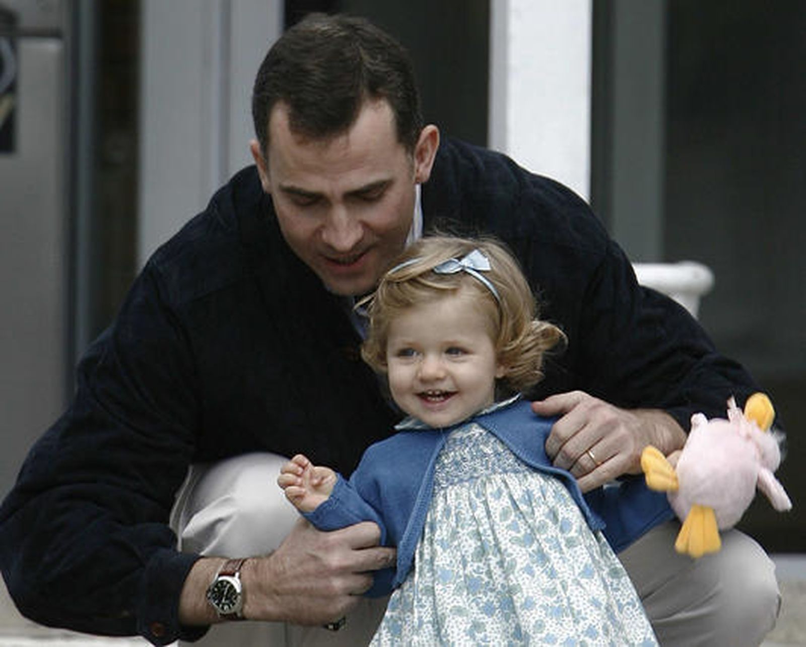 La Infanta Leonor y su padre el Príncipe de Asturias en 2007. / Efe