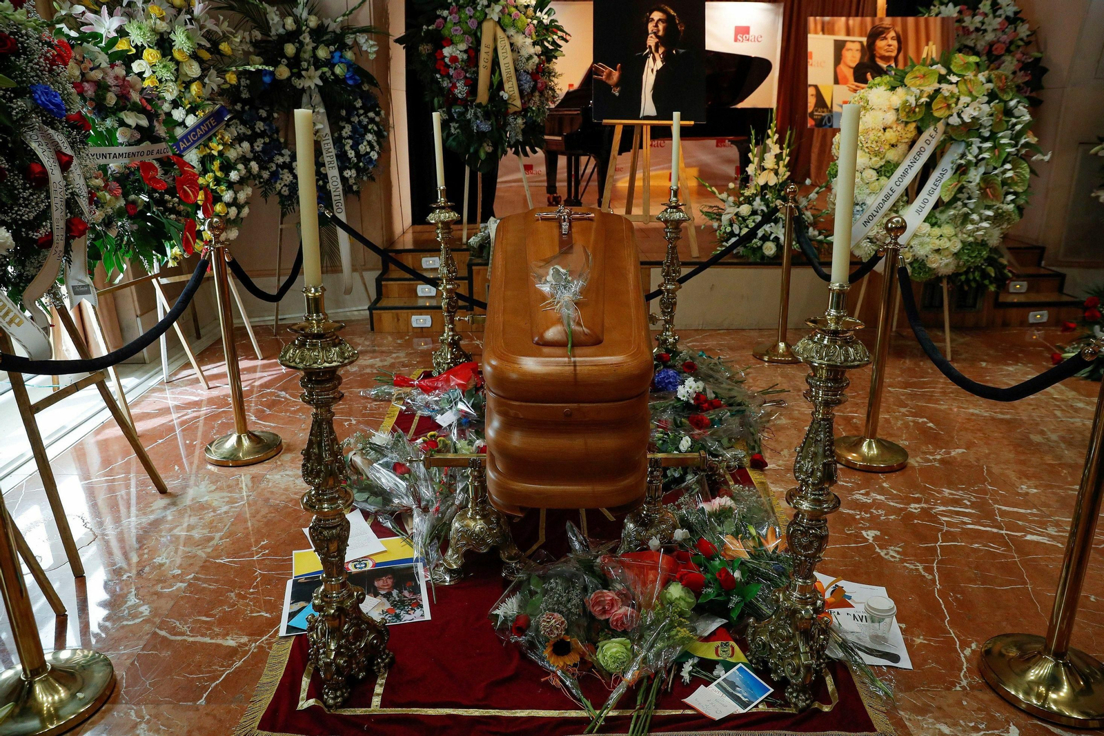 Las imágenes de la capilla ardiente de Camilo Sesto