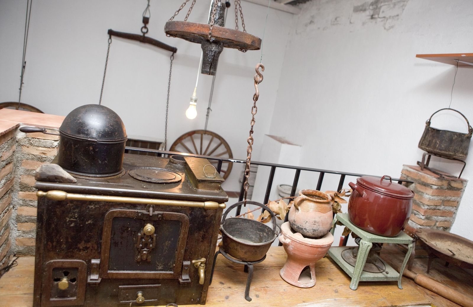 Un horno de leña junto a ollas de antaño podría formar parte de este museo que recuperaría otros elementos como aperos de labranza o molinos de aceite, por ejemplo.