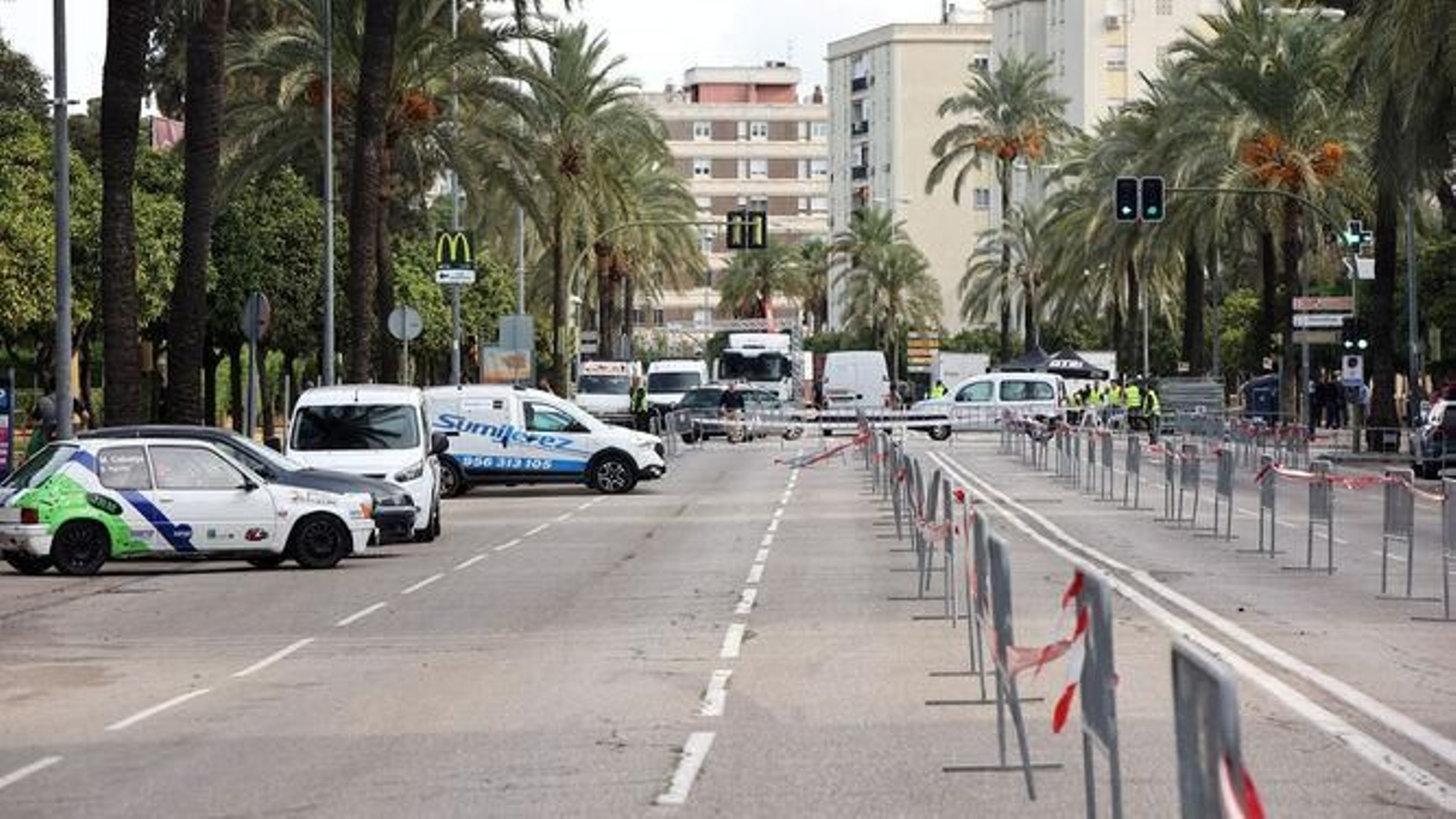 Tramo de la avenida cortado al tráfico