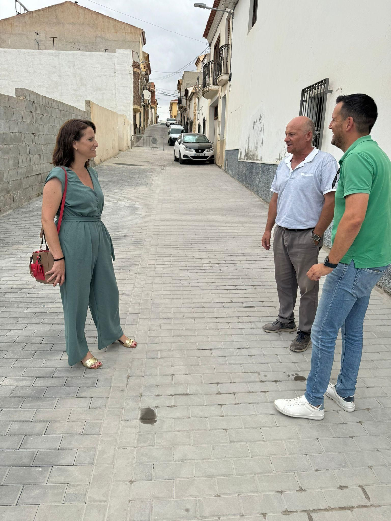 La alcaldesa, María del Mar Alfonso junto al concejal de Obras, Esteban Carrión supervisando los trabajos que se van a ejecutar La alcaldesa, María del Mar Alfonso junto al concejal de Obras, Esteban Carrión supervisando los trabajos que se van a ejecutar