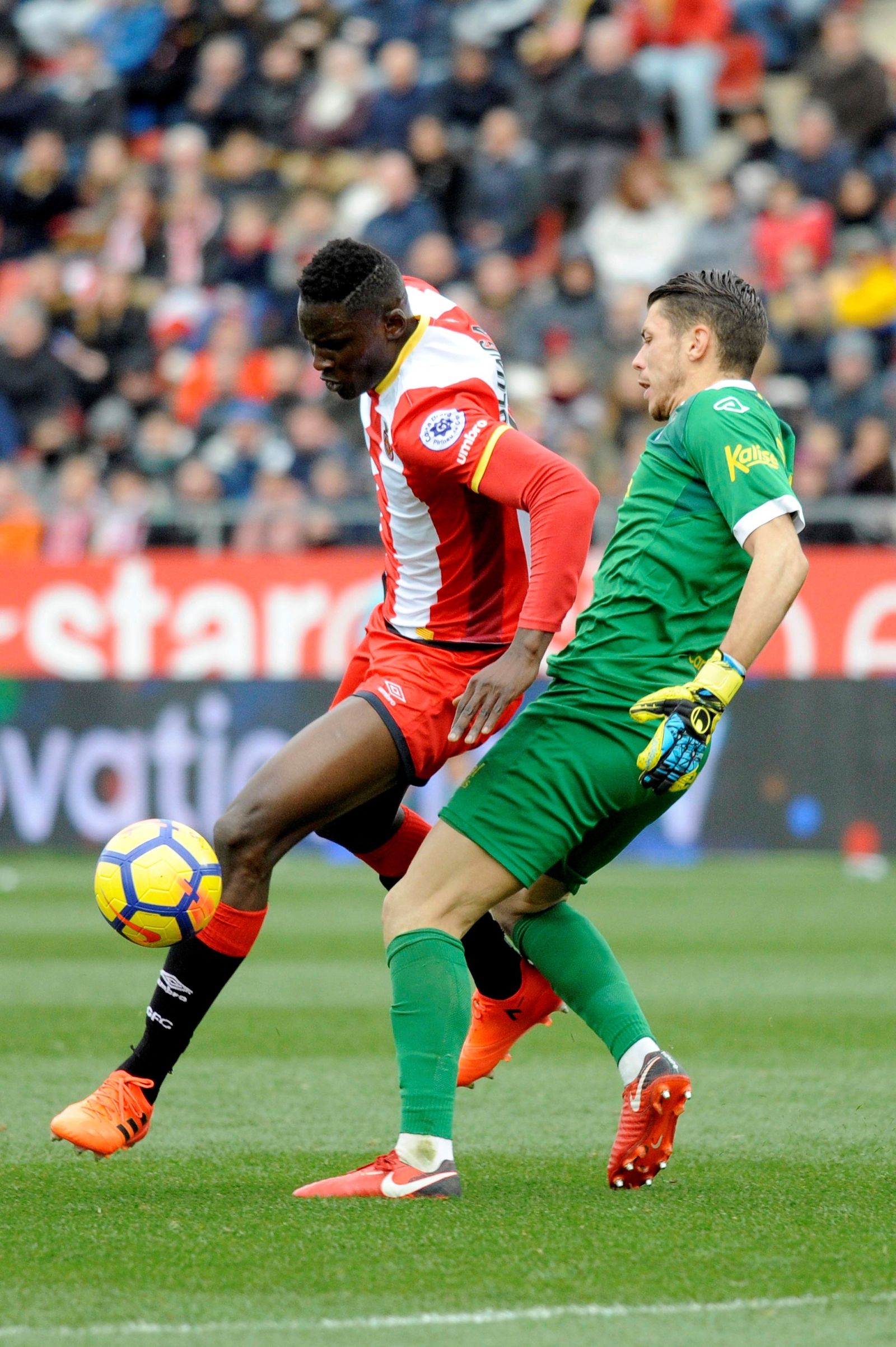 Olunga supera al portero Lizoain en su salida fuera del área.