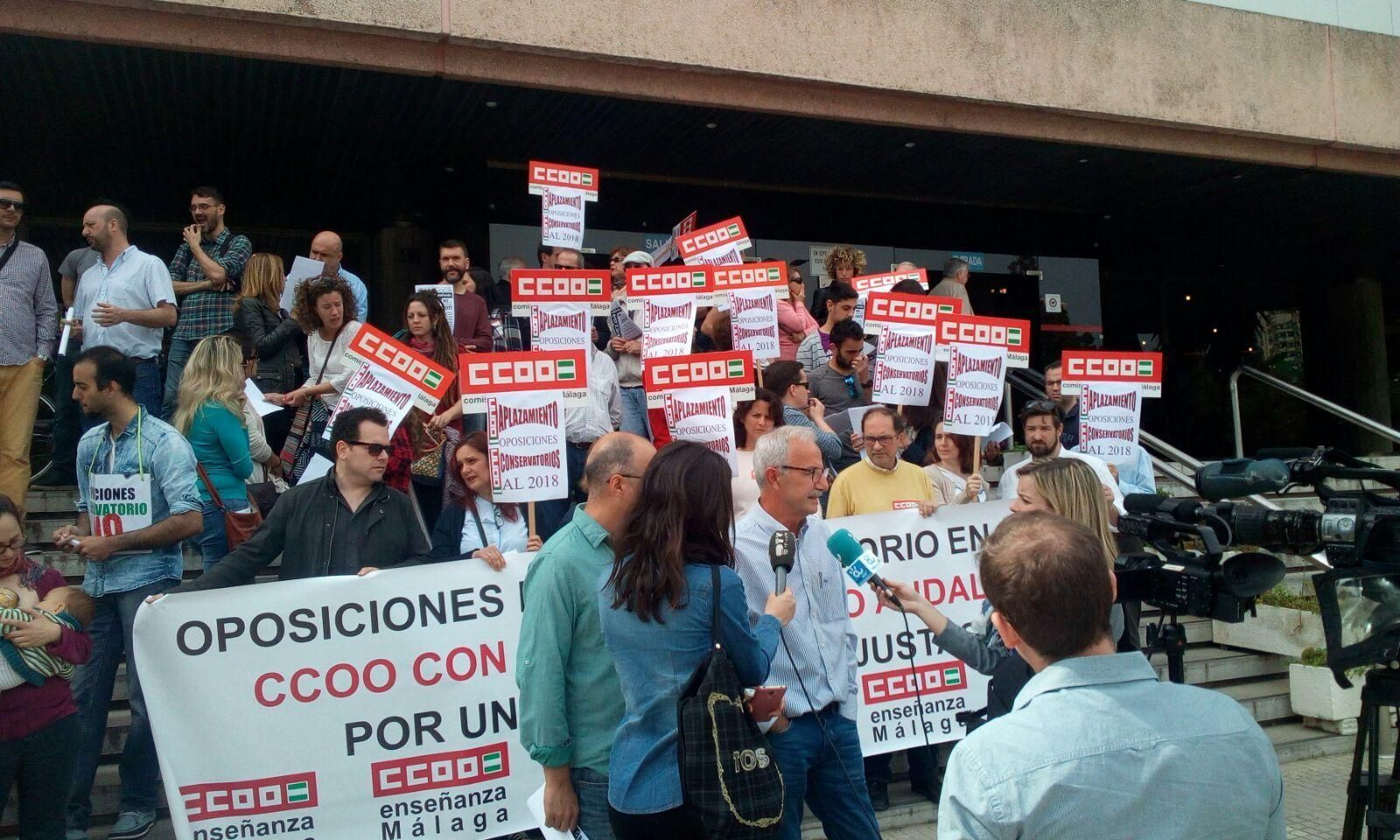 Concentración, ayer, de profesores interinos de conservatorio.