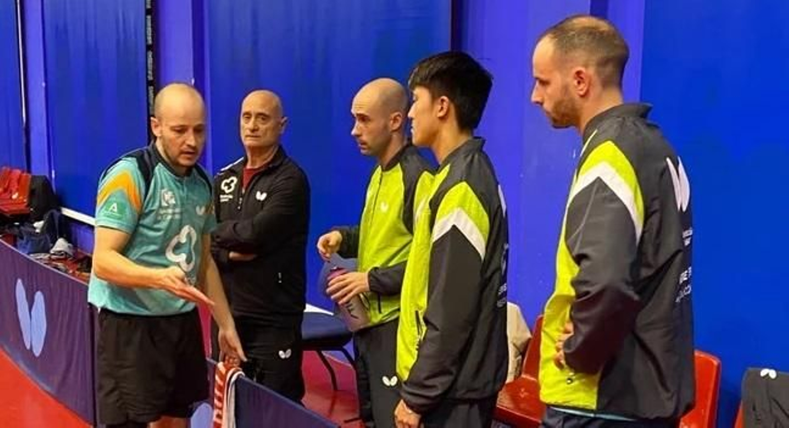 Carlos Machado dialoga con sus compañeros durante un partido del curso pasado.