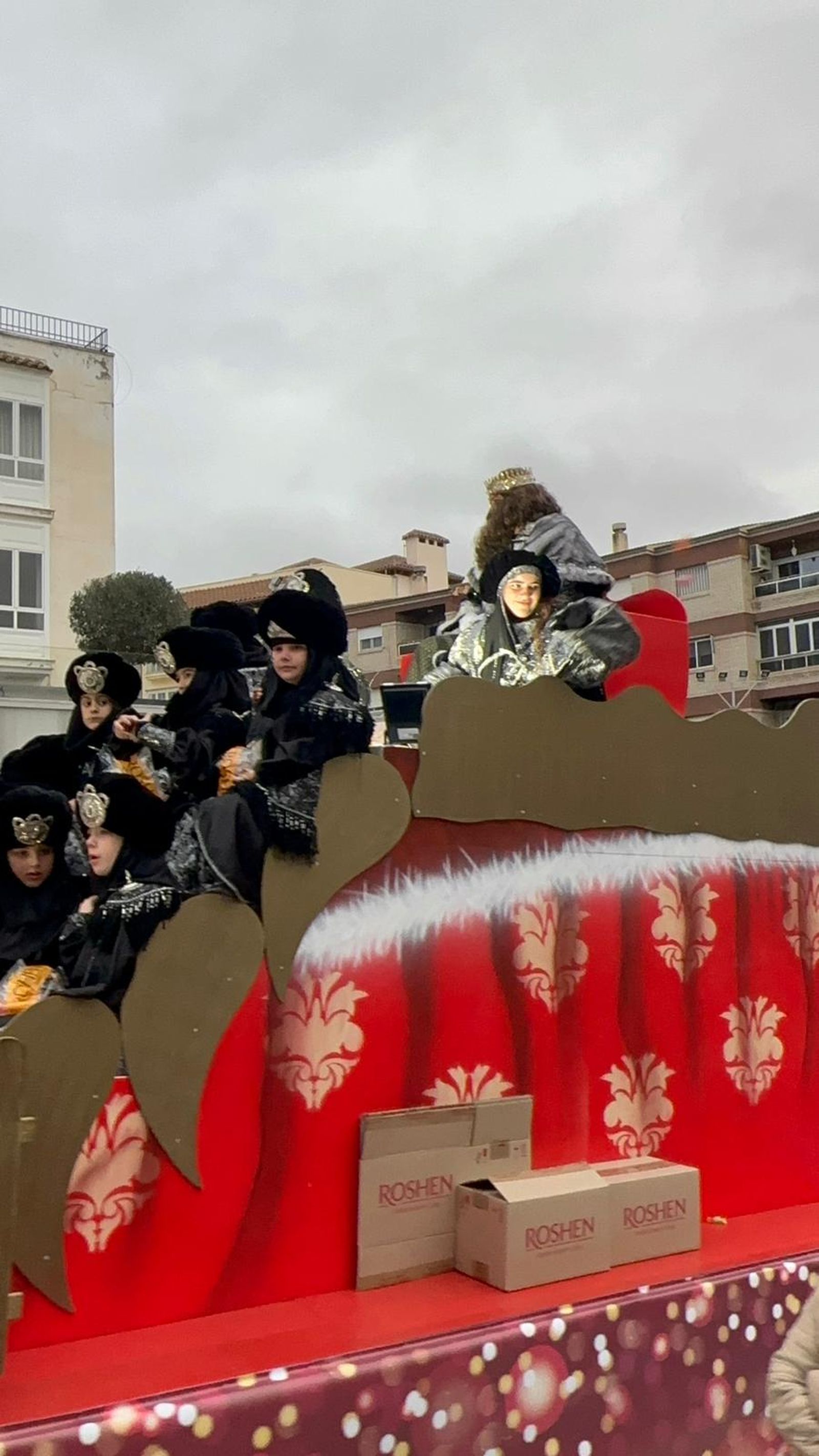 De la Residencia de Mayores a las calles: imágenes del paso de los Reyes Magos por Huércal-Overa