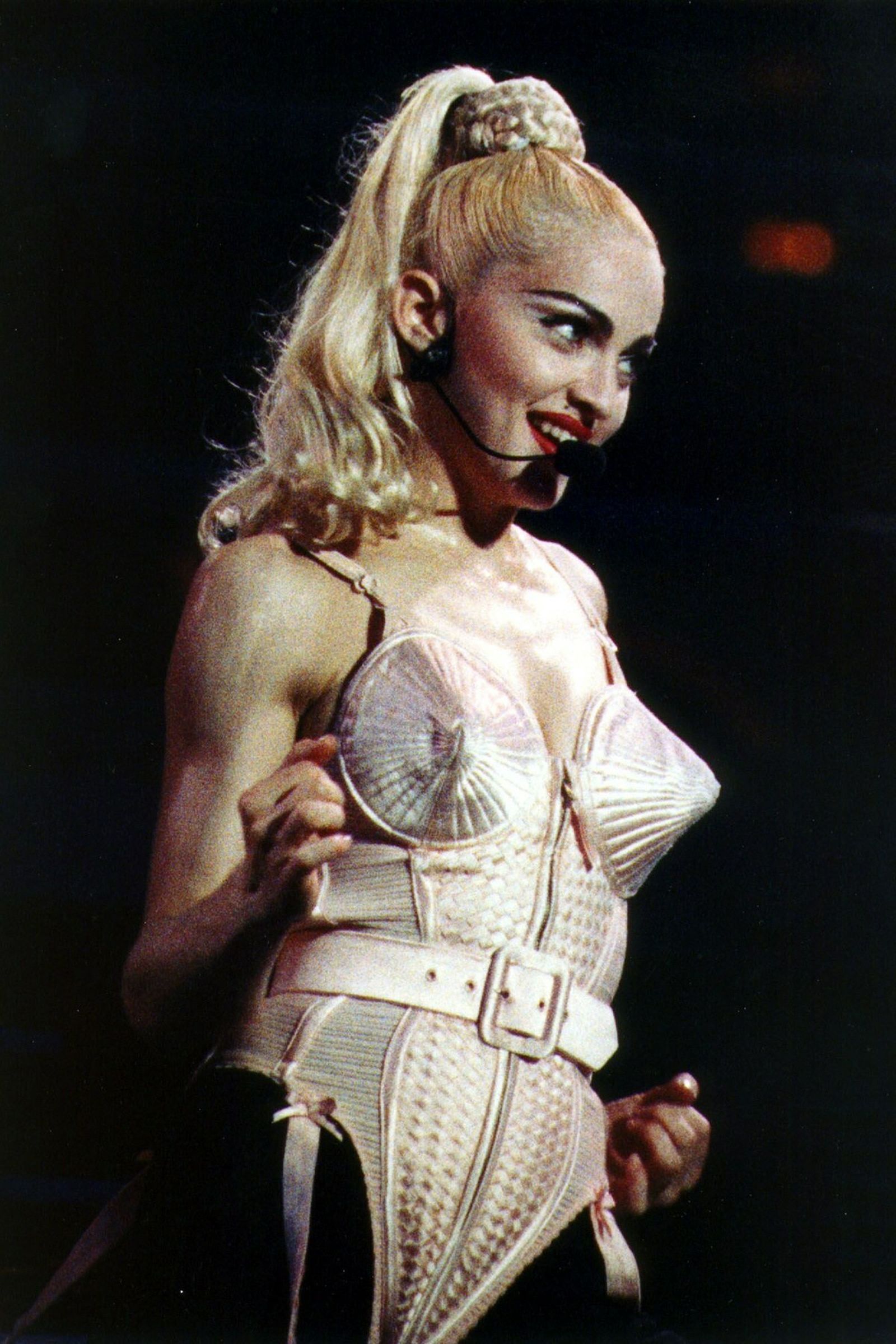 Madonna, con uno de los bodys característicos de Gaultier.