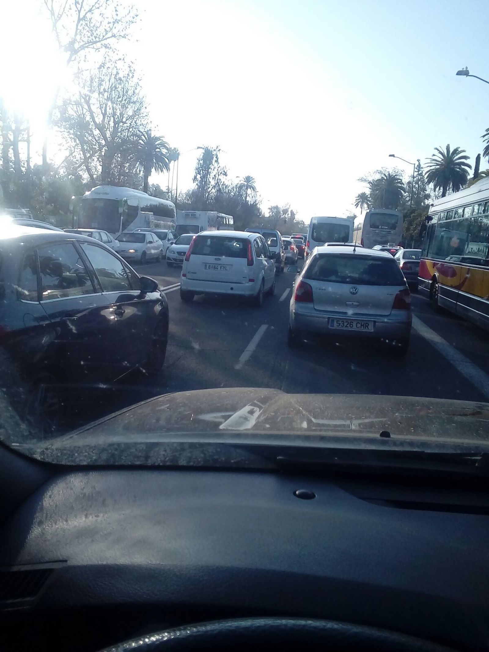 Atasco de coches en el acceso a la Glorieta de los Marineros Voluntarios.