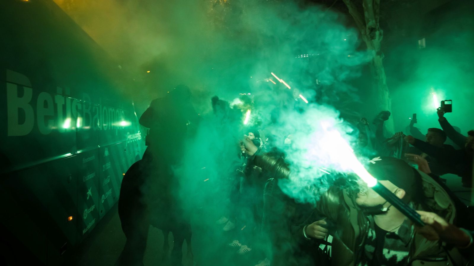 Bengalas al paso del autobús del Betis.