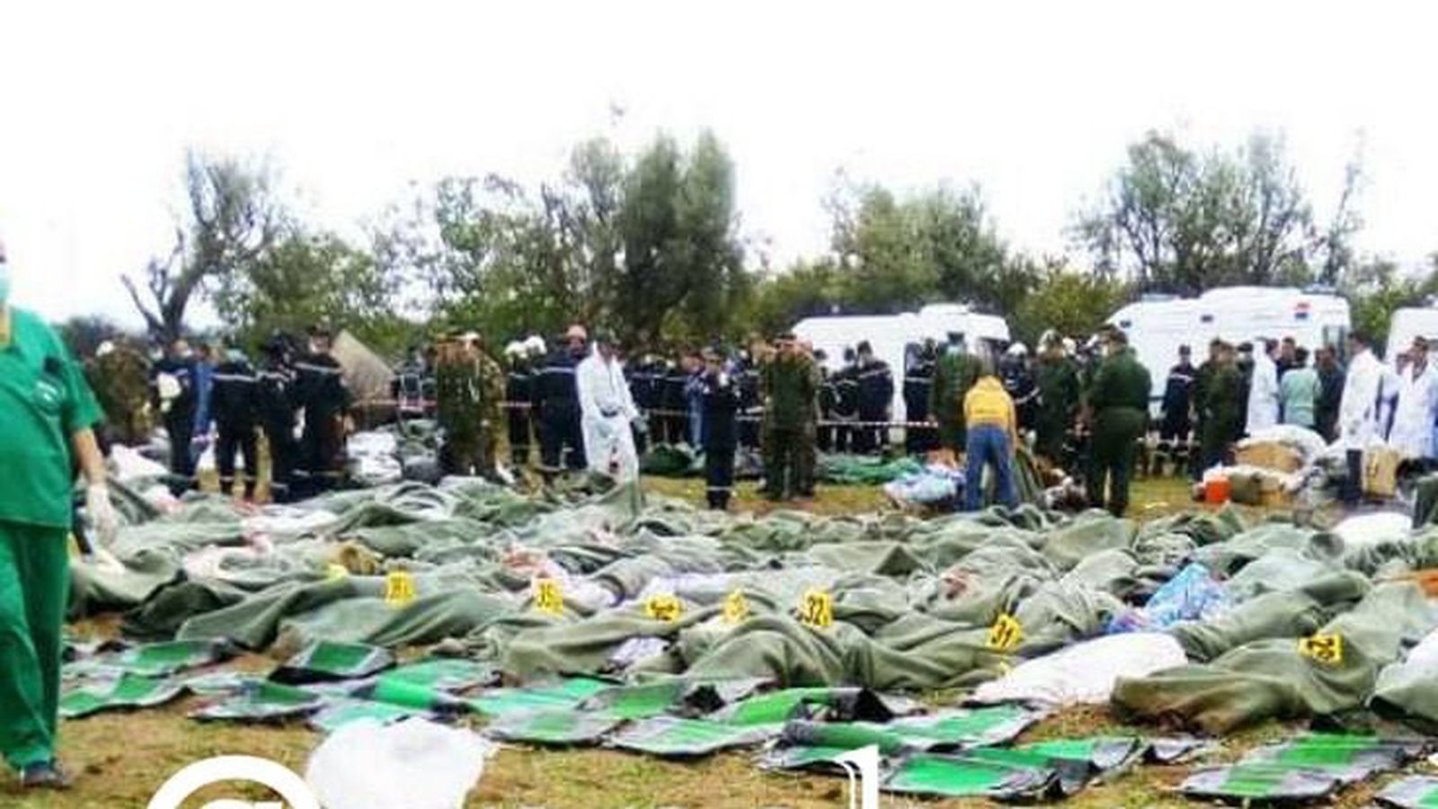 Los cuerpos de los militares yacen en el suelo